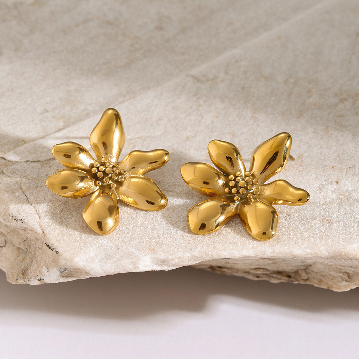 1 Pair Simple Series Retro Flower Stainless Steel 18K Gold Plated Women's Stud Earrings 